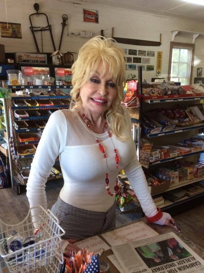 Dolly Parton has announced that she will no longer be touring and would instead spend more time at home with her husband.