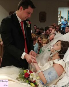 Woman with cancer gets married in hospital – 18 hours later, husband looks into her eyes and falls apart