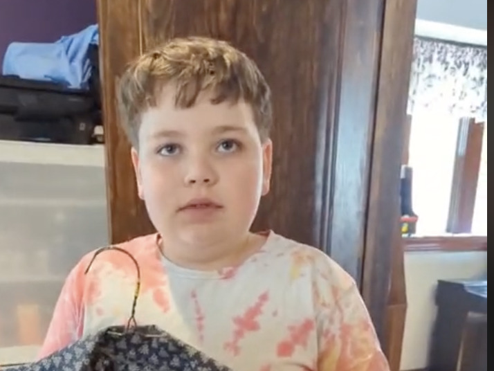 9-year-old has a sweet handmade present for his dad – his father’s reaction shocks him