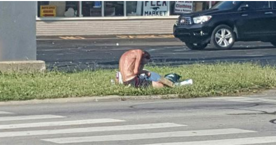 Man photographs ”bag of bones” on the street – looks closer and understands why he has to break the rules