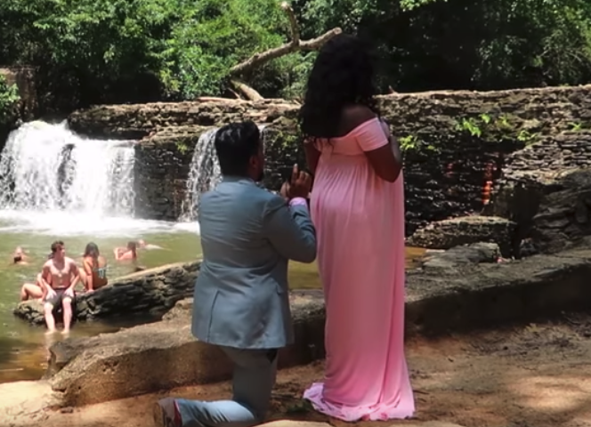 Woman poses for pregnancy photos, then photographer tells her to turn around