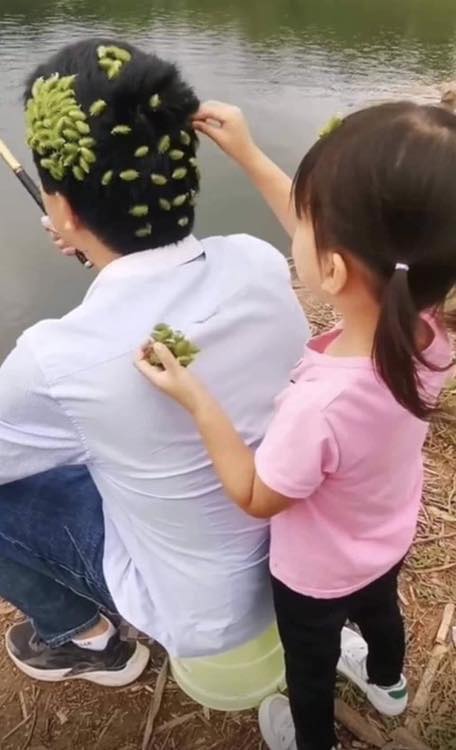 Girl began placing strange objects on her father’s head – then suddenly…