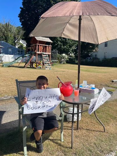 A Heartwarming Surprise: Brightening Up a Young Lemonade Seller’s Day