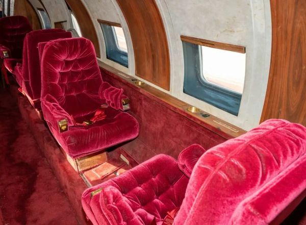 Elvis Presley’s Luxurious Private Jet: A Peek into the King’s Extravagant Lifestyle