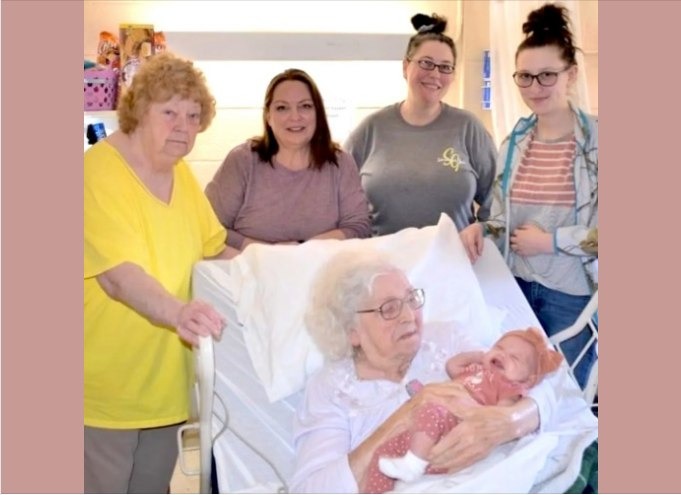 A Heartwarming Family Reunion: A 98-Year-Old Matriarch Meets Her Great-Great-Great-Grandchild