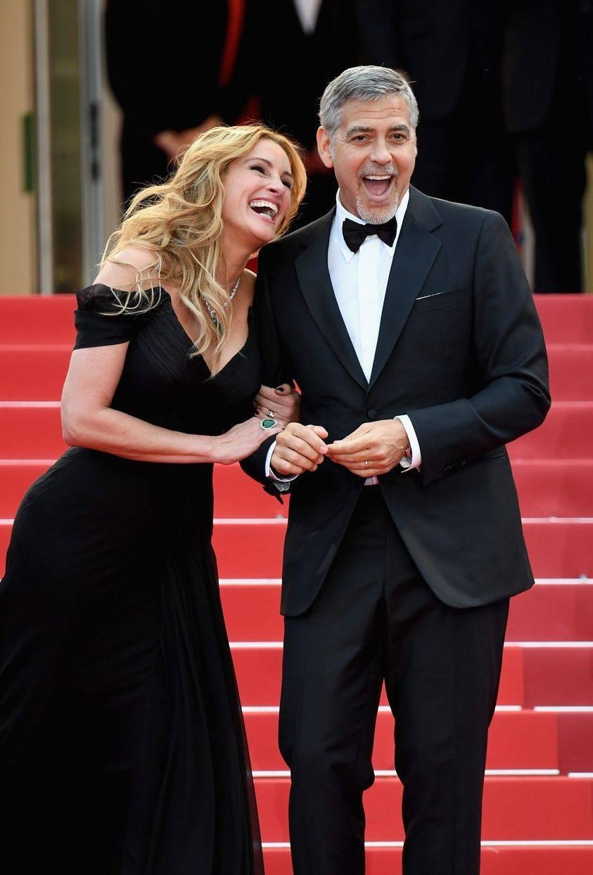 A Memorable Display of Friendship: Julia Roberts Supports George Clooney in Style