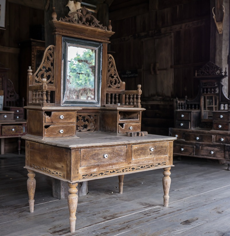 Transforming Your Vintage Vanity Table: A Guide for the Old Soul