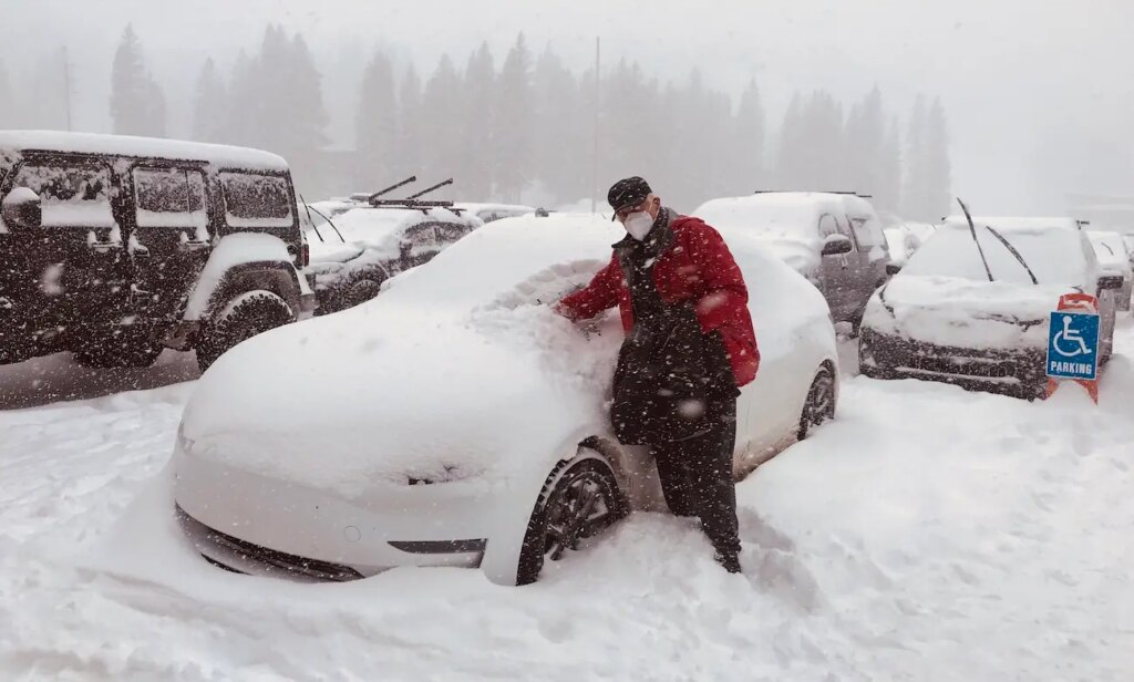 Stranded on Christmas Eve: Electric Car Strands Owner After Vehicle Refuses to Charge in the Cold