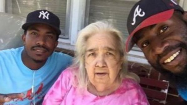 A Heartwarming Act of Kindness: Men Mow Lawn for Elderly Woman in Need