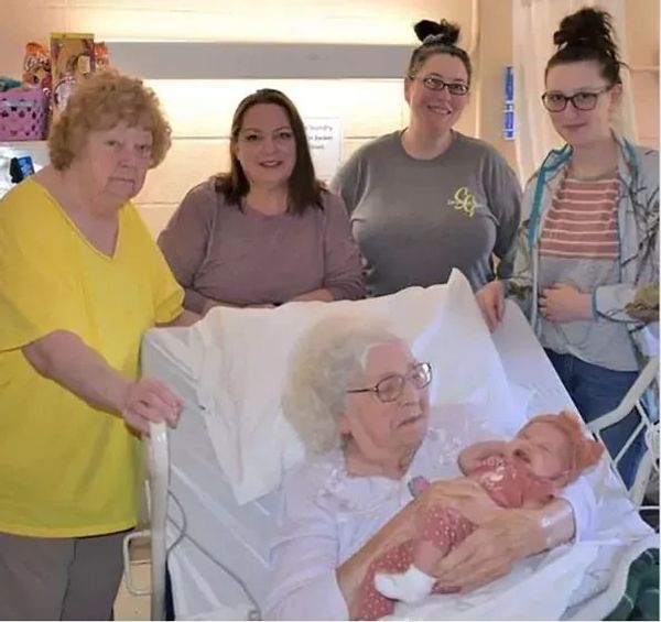 “This One Was Special!” Six Generations of Women Share Their Heartwarming Family Photo