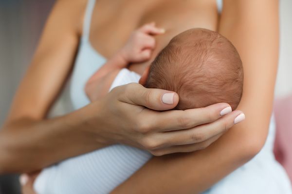 Dad Feeds Baby with Breastfeeding Tool: A Heartwarming Act of Teamwork