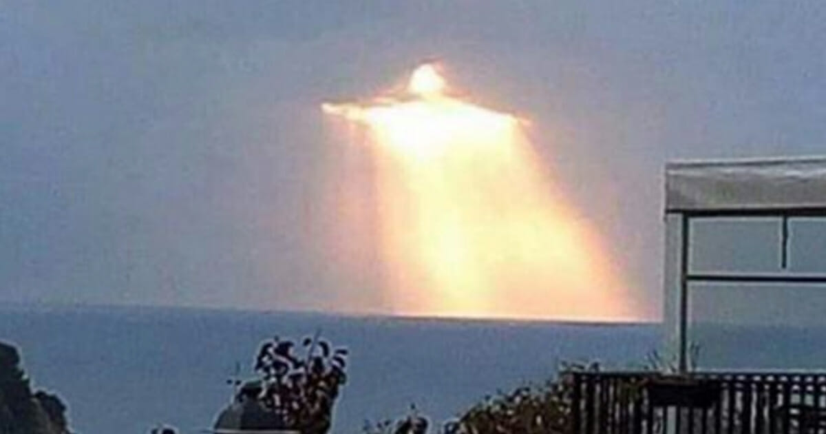 Breathtaking Image of “Jesus” Sparks Online Debate