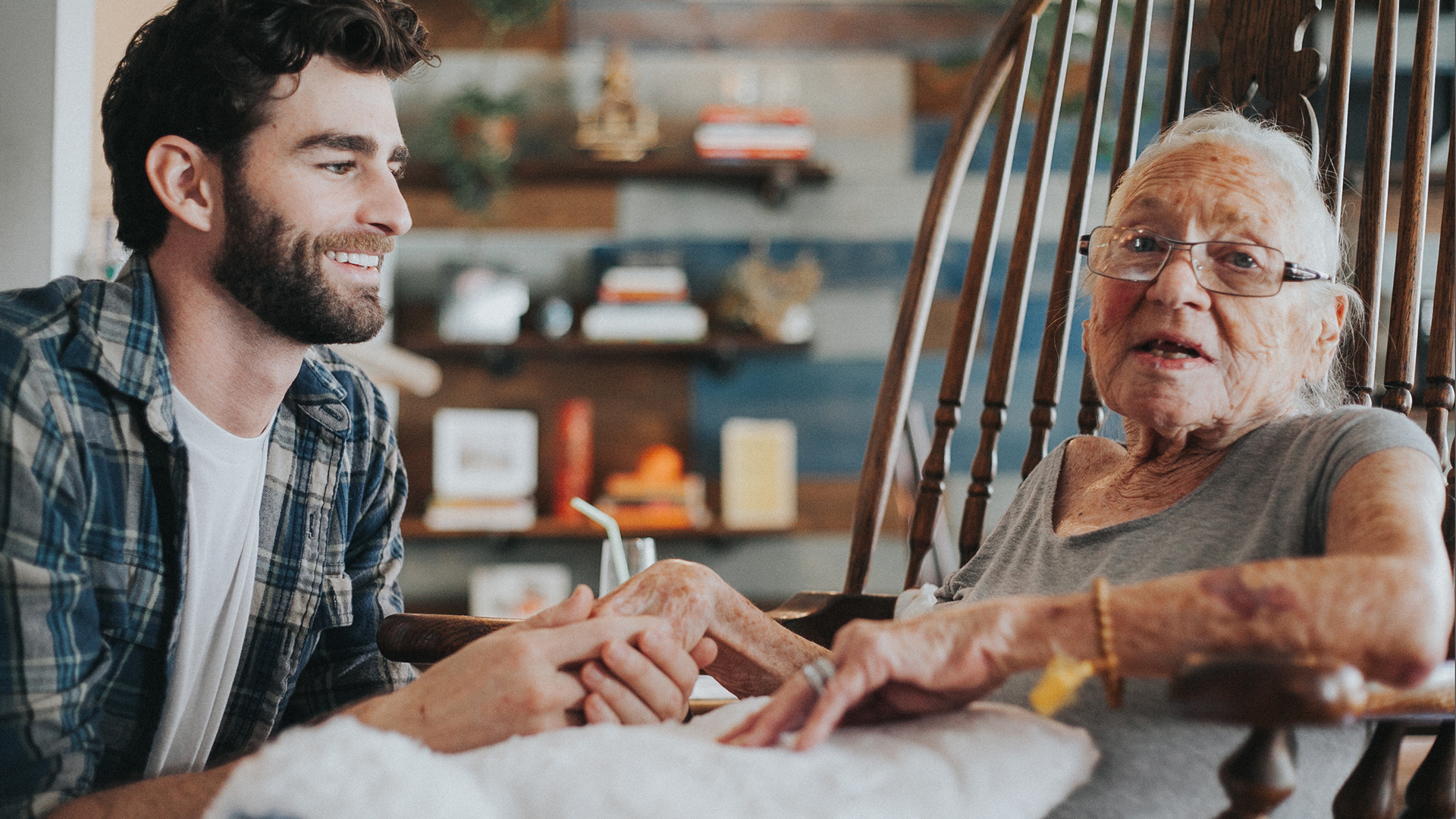 A Heartwarming Friendship: When a Young Man Invited His Ailing Neighbor to Move In