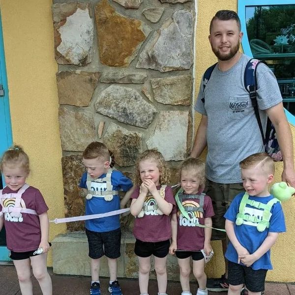 Dad Stands His Ground When Parents Criticize Him for Leashing His 5 Kids