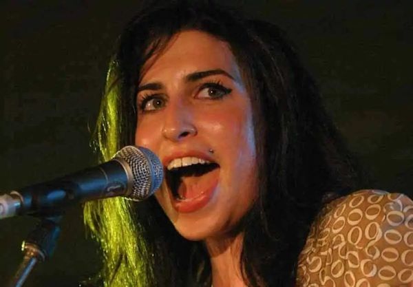 Amy Winehouse Performing