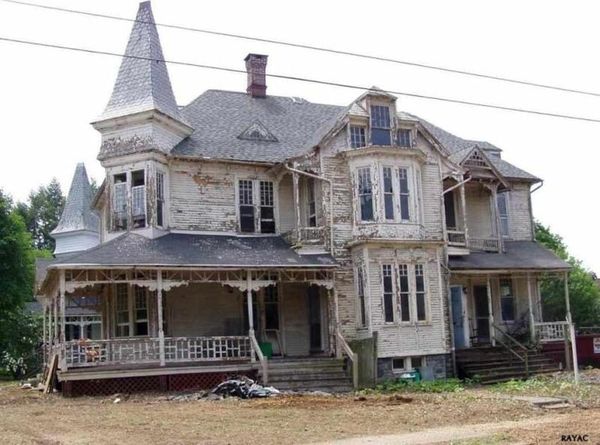 Restoring a Forgotten Beauty: A House from 1887 Finds New Life