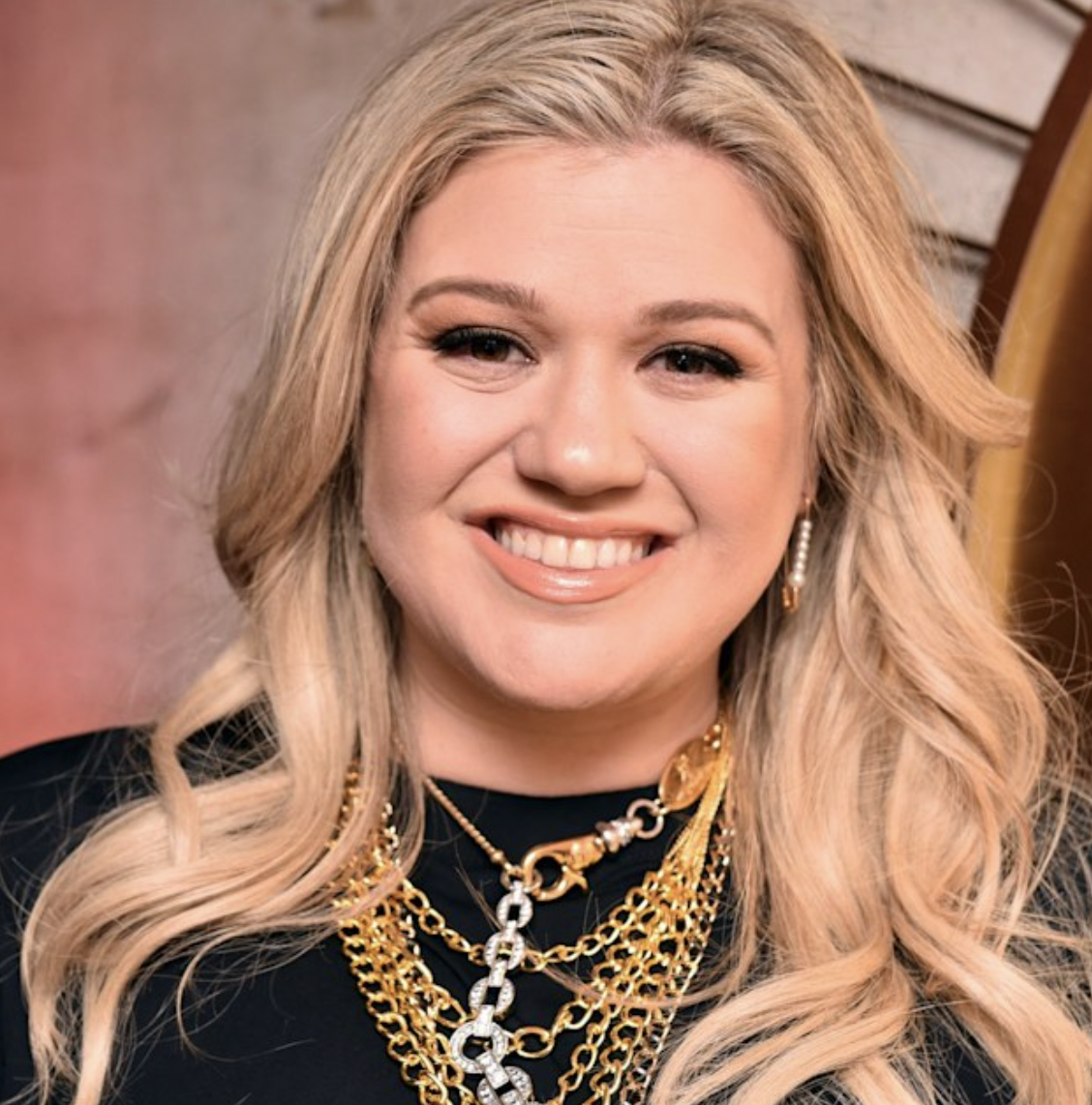 Kelly Clarkson Celebrates Career Milestone with Jennifer Lopez on The Kelly Clarkson Show